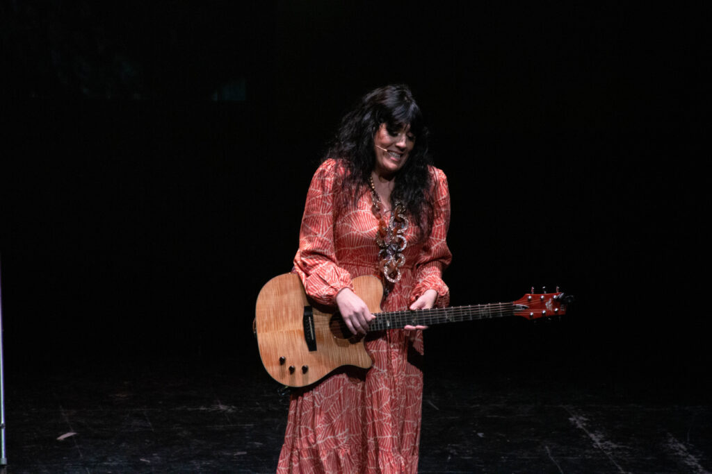 Mónica Pérez Puche cantant i tocant la guitarra